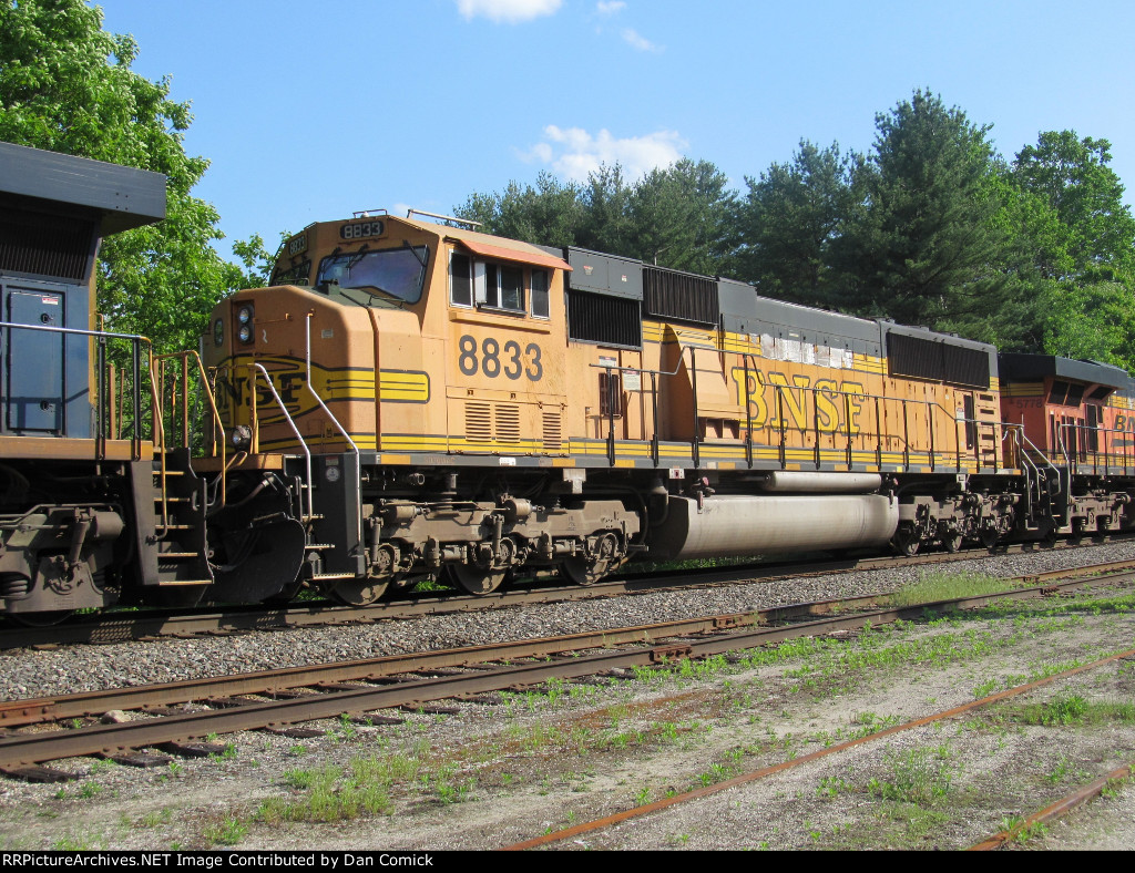 BNSF 8833